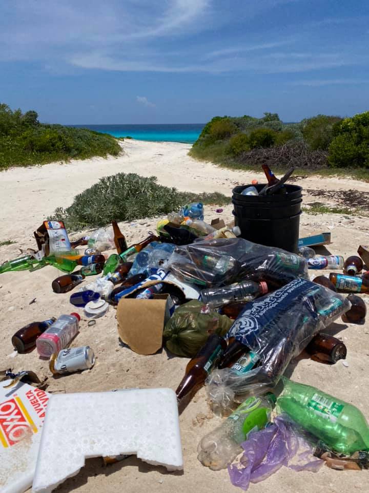 Playa con basura