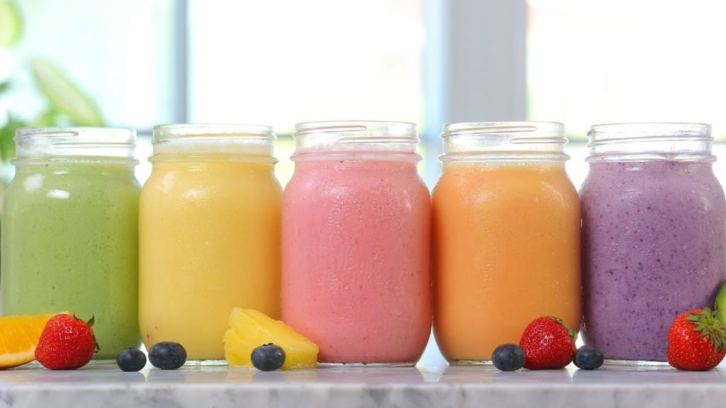 Smoothies refrescantes con frutas naturales 