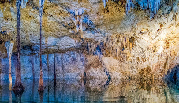 pirámide de Kukulkán y el cenote debajo-id