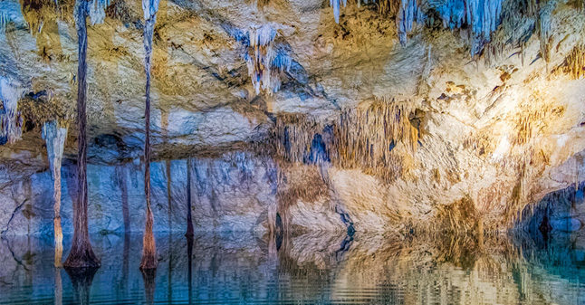 pirámide de Kukulkán y el cenote debajo-id