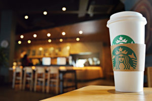 AMP Starbucks prohibe las tazas reutilizables en medio del brote de COVID 19
