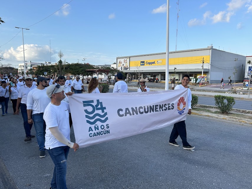 Desfile de los Cancunenses