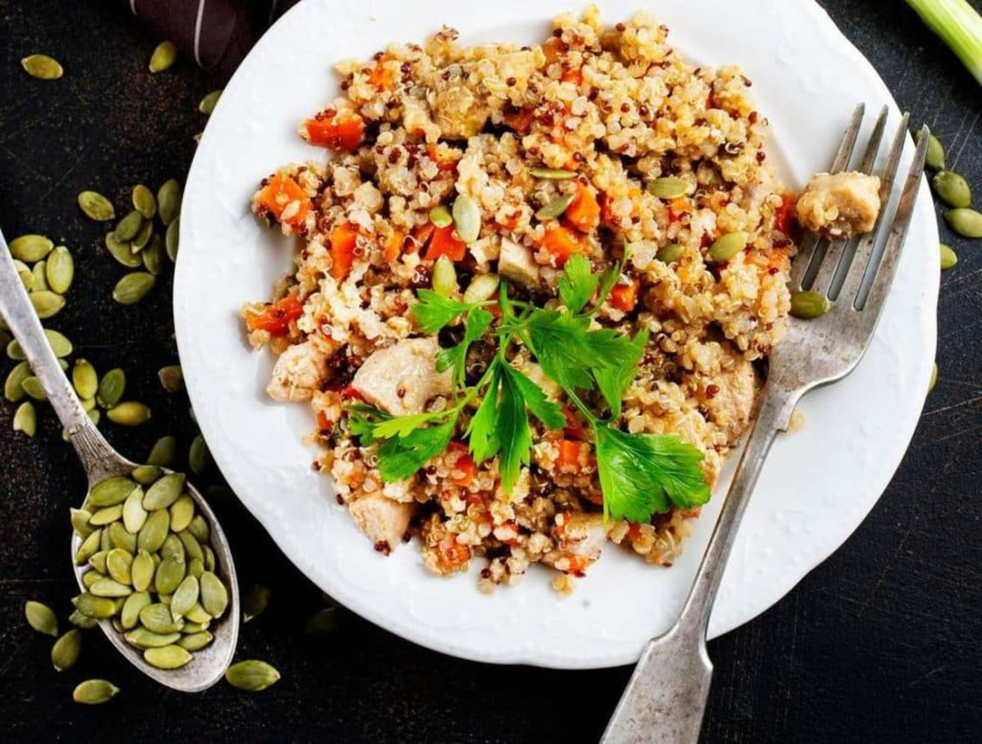 Tazón saludable de pollo y quinoa